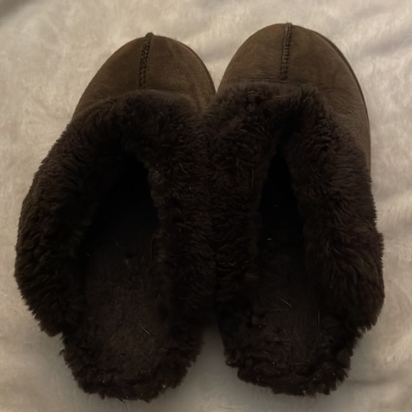Womens Ugg size 6 gently used brown clogs - Picture 3 of 3